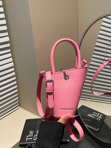 Sac seau rose minimaliste grainé avec bandoulière réglable et poignée pour femme