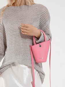 Mini sac seau rose avec texture litchi comprenant poignées et longue bandoulière
