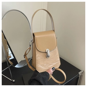 Détail du mini sac en cuir camel avec panneau à motif marbre et boucle argentée