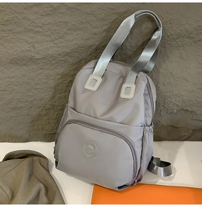 Detail eines grauen wasserdichten Nylon-Rucksacks mit Reißverschluss und Tragegriff