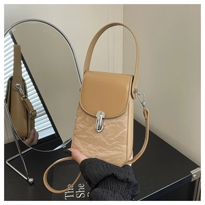 Détail du sac bandoulière en cuir kaki texturé avec fermoir métallique argenté élégant