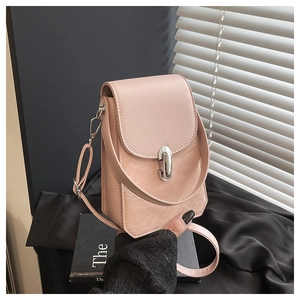 Détail du mini sac rose clair avec texture marbrée et fermoir rotatif en métal argenté