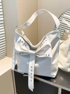 Schicke cremefarbene Hobo-Tasche mit großer Nietschleife und geräumigem Lederdesign
