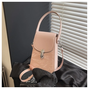 Vue détaillée du mini sac bandoulière rose avec texture marbrée et fermoir argenté