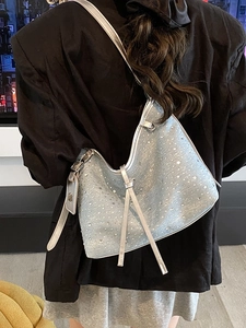 Funkelnde Denim-Hobo-Tasche mit Strasssteinen und silberner Kette für modische Damen