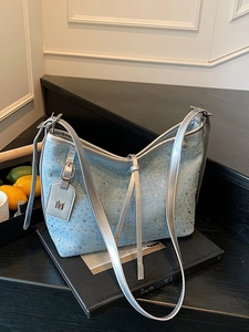 Modische Jeans-Schultertasche mit glitzernden Strasssteinen und silbernen Lederriemen