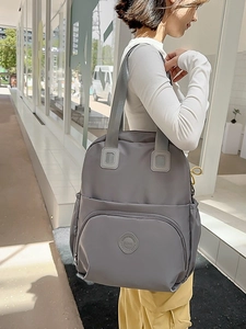 Graue Nylon-Schultertasche mit großem Fassungsvermögen und praktischen Seitentaschen