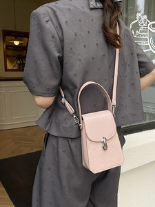 Petit sac à main rose en cuir pour femme avec fermoir à boucle métallique argentée