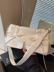 Sac à épaule vintage blanc avec nœuds décoratifs et cuir brillant à effet froissé