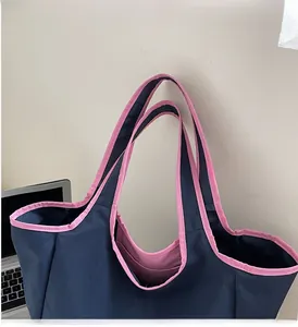 Detailansicht der robusten marineblauen Tragetasche mit rosa Kontrastnaht und Griffen