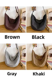 Gesteppte Nylon-Sichel Taschen in Braun, Schwarz, Grau und Khaki auf Holztisch