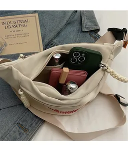 Vue intérieure du sac banane blanc cassé montrant l'espace pour les objets du quotidien