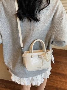 Sac seau froncé chic couleur crème avec breloque cœur en perles et nœud pour femmes