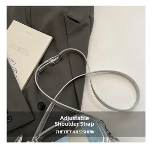 Détail de la bandoulière réglable en cuir gris avec boucle argentée pour sac à main