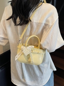 Petit sac seau jaune clair en similicuir avec pendentif cœur en dentelle et perles