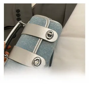 Détail du sac à main en denim strassé avec lanières argentées et fermoirs rotatifs