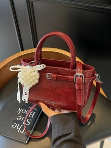 Sac seau vintage en cuir rouge avec breloque cœur en perle et sangle en dentelle blanche