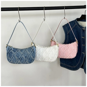 Détails des sacs hobo en denim, beige et rose avec surpiqûres losanges effilochées