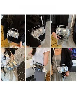 Collage de sacs bandoulière cylindriques en denim et paillettes portés par des modèles