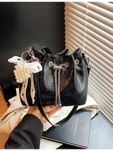 Shiny Crinkled PU Leather Bucket Bag Artificial Pearl Lace Heart Pendant Drawstring Chain Crossbody Shoulder Bag For Women Daily