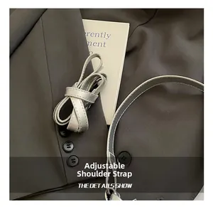 Dettaglio della tracolla regolabile argento con fibbia in metallo per mini borsa moda