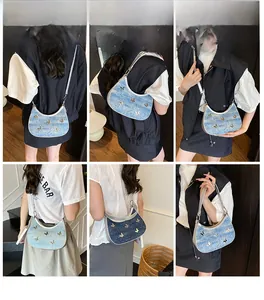 Vista multi-angolo della borsa a mezzaluna in denim con applicazioni a farfalla dorate