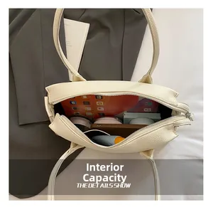 Interno spazioso della borsa tote color panna con spazio per tablet e cosmetici