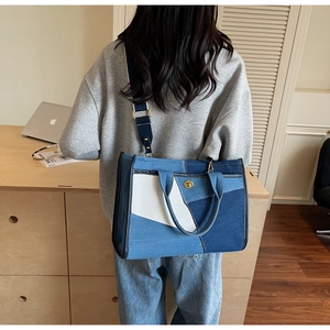 Detailansicht der Patchwork-Jeanstasche mit Lederbesatz und verstellbarem Gurt