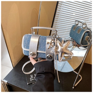 Vue détaillée du sac polochon en jean bleu avec lanières argentées et pendentif étoile