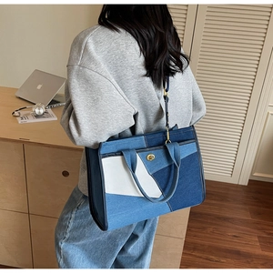 Detailansicht der Patchwork-Denim-Tragetasche mit Metalldrehverschluss und Trageriemen