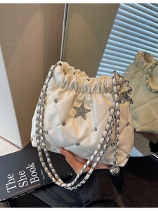 Sac seau matelassé blanc avec logo étoile, rivets diamant et bandoulière chaîne