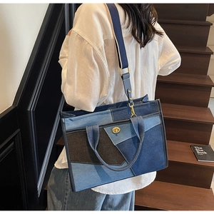 Detail der Denim-Tragetasche mit Patchwork-Design und verstellbarem Schultergurt