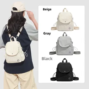 Trois sacs à dos en nylon imperméable présentés à plat et portés par un mannequin