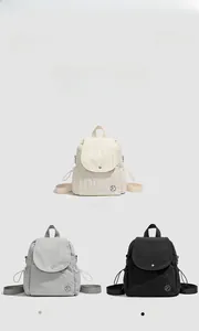 Vue détaillée des sacs à dos en nylon léger en beige, gris et noir avec texture de tissu