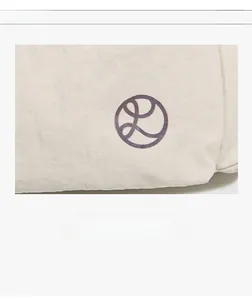 Détail d'un sac en nylon avec un logo de marque circulaire irisé dégradé violet