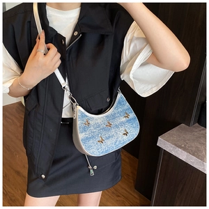 Borsa a tracolla a mezzaluna in denim blu con dettagli di ciondoli a farfalla in metallo