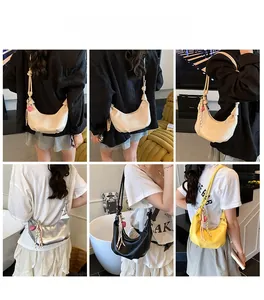 Vista multiangular de bolsos croissant plisados en varios colores con dijes de corazón