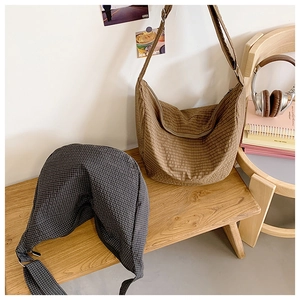 Details von karierten Nylon-Halbmondtaschen in Braun und Grau mit verstellbarem Riemen