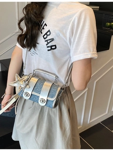 Sac à bandoulière en denim et cuir argenté avec fermoirs et breloque étoile dorée