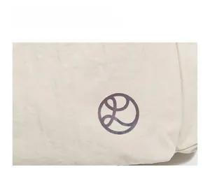 Macro du tissu en nylon imperméable et du logo iridescent sur sac à dos beige crème