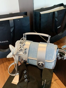 Petit sac polochon en jean bleu clair avec breloque étoile de mer argentée