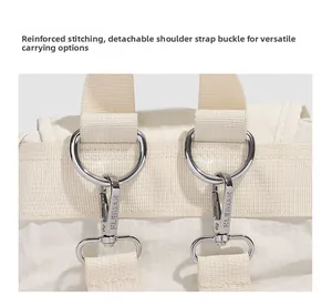 Détail de l'anneau en D et du crochet rotatif sur la sangle de sac à dos en nylon
