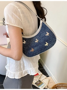 Borsa hobo in denim con applicazioni a farfalla dorate e rifiniture argentate