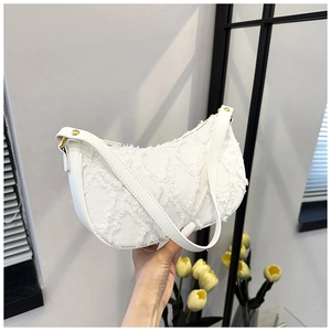 Sac hobo blanc en denim avec bords effilochés et détails raffinés en métal doré chic