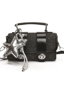 Sac bandoulière noir tendance avec pendentif chien ballon argenté et étoile
