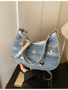 Borsa a tracolla in denim blu a mezzaluna con farfalle metalliche e cinturini argento