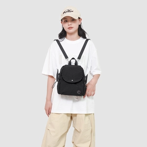 Détail du sac à dos multifonction en nylon noir compact avec boucle à rabat et cordon de serrage