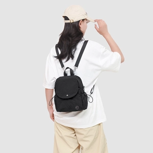 Mini sac à dos en nylon noir léger avec rabat et cordon pour le trajet ou les voyages