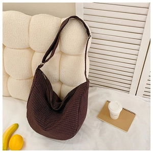 Detailansicht der großen karierten Hobo-Tasche mit verstellbarem Riemen und Reißverschluss