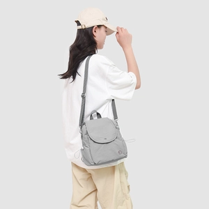 Sac à dos en nylon gris clair avec bandoulière réglable et détails de cordon latéral